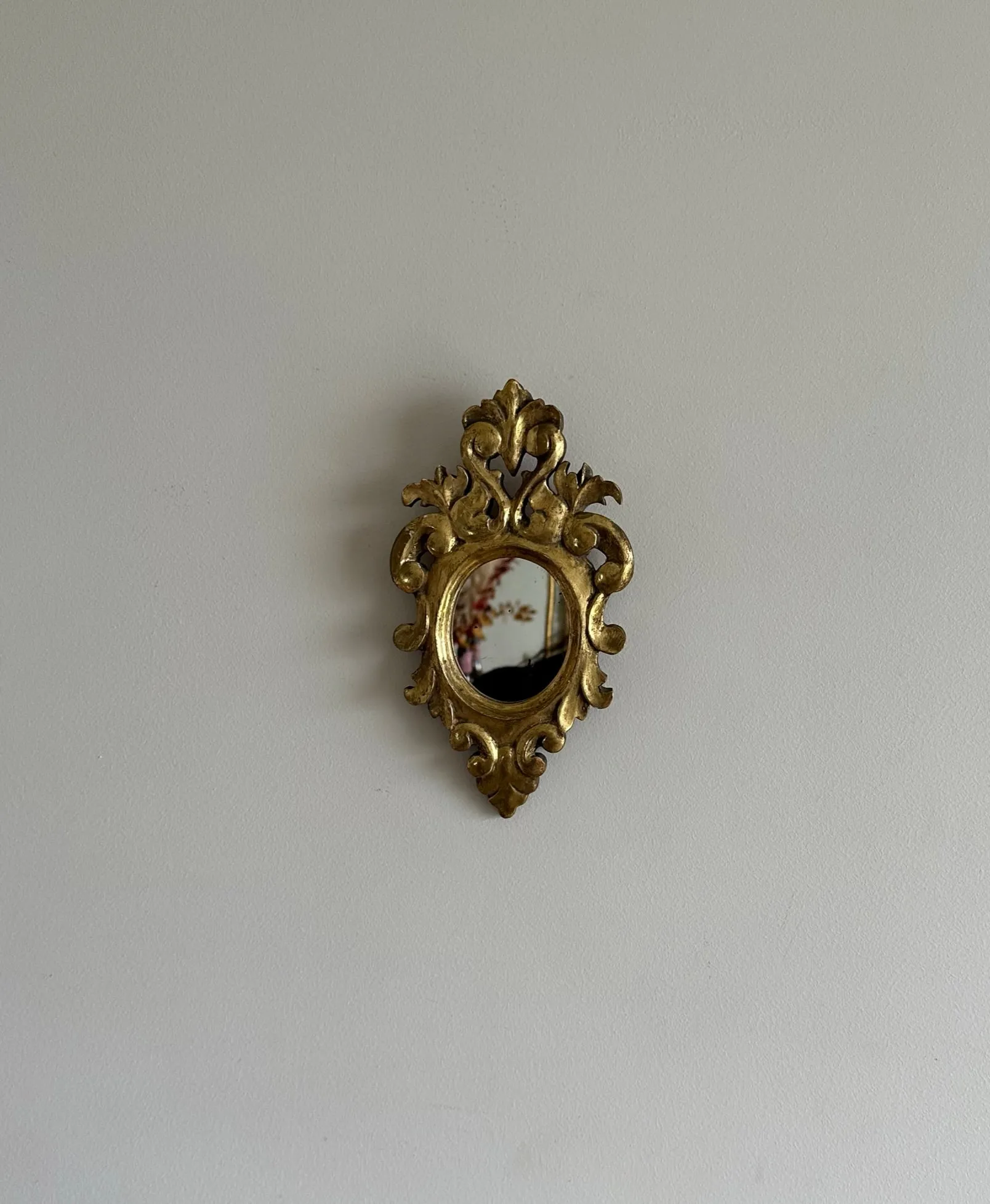 Miroir rococo en bois doré à la feuille d’or taille S