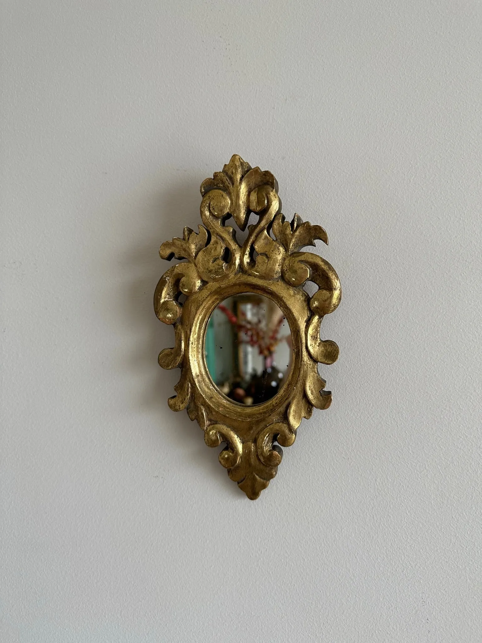 Miroir rococo en bois doré à la feuille d’or taille S