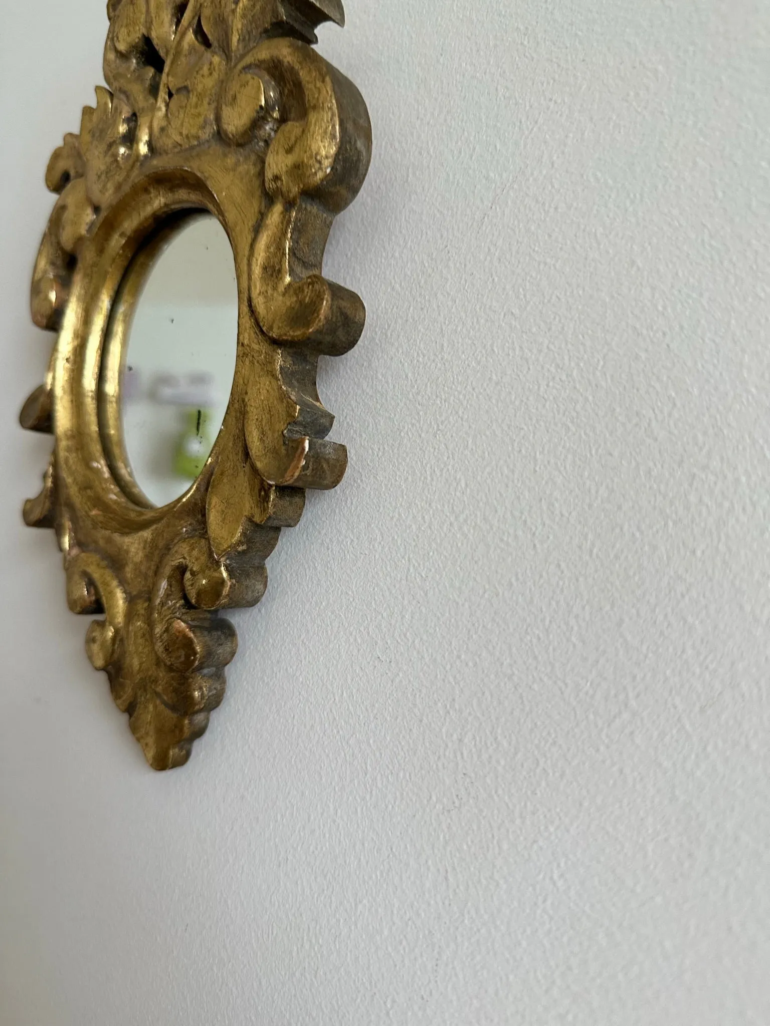 Miroir rococo en bois doré à la feuille d’or taille S