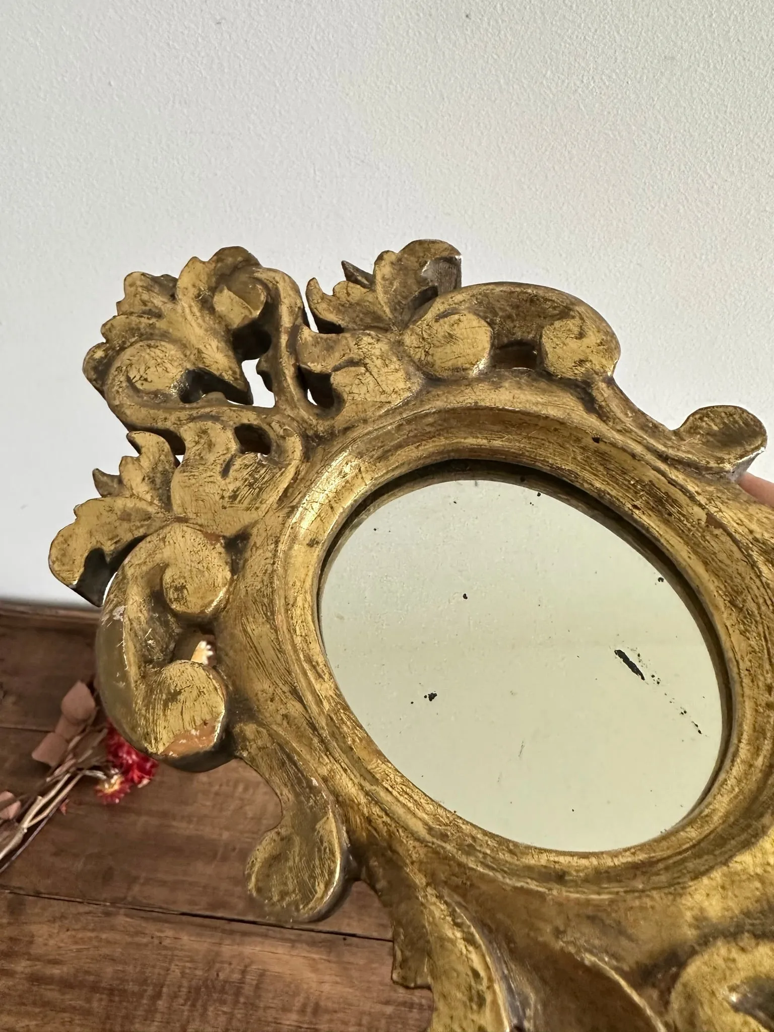 Miroir rococo en bois doré à la feuille d’or taille S
