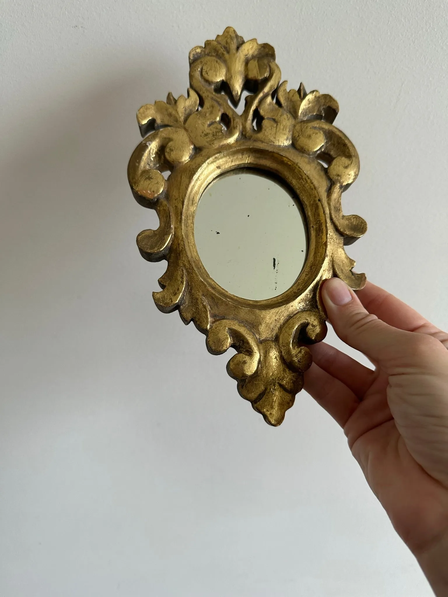 Miroir rococo en bois doré à la feuille d’or taille S