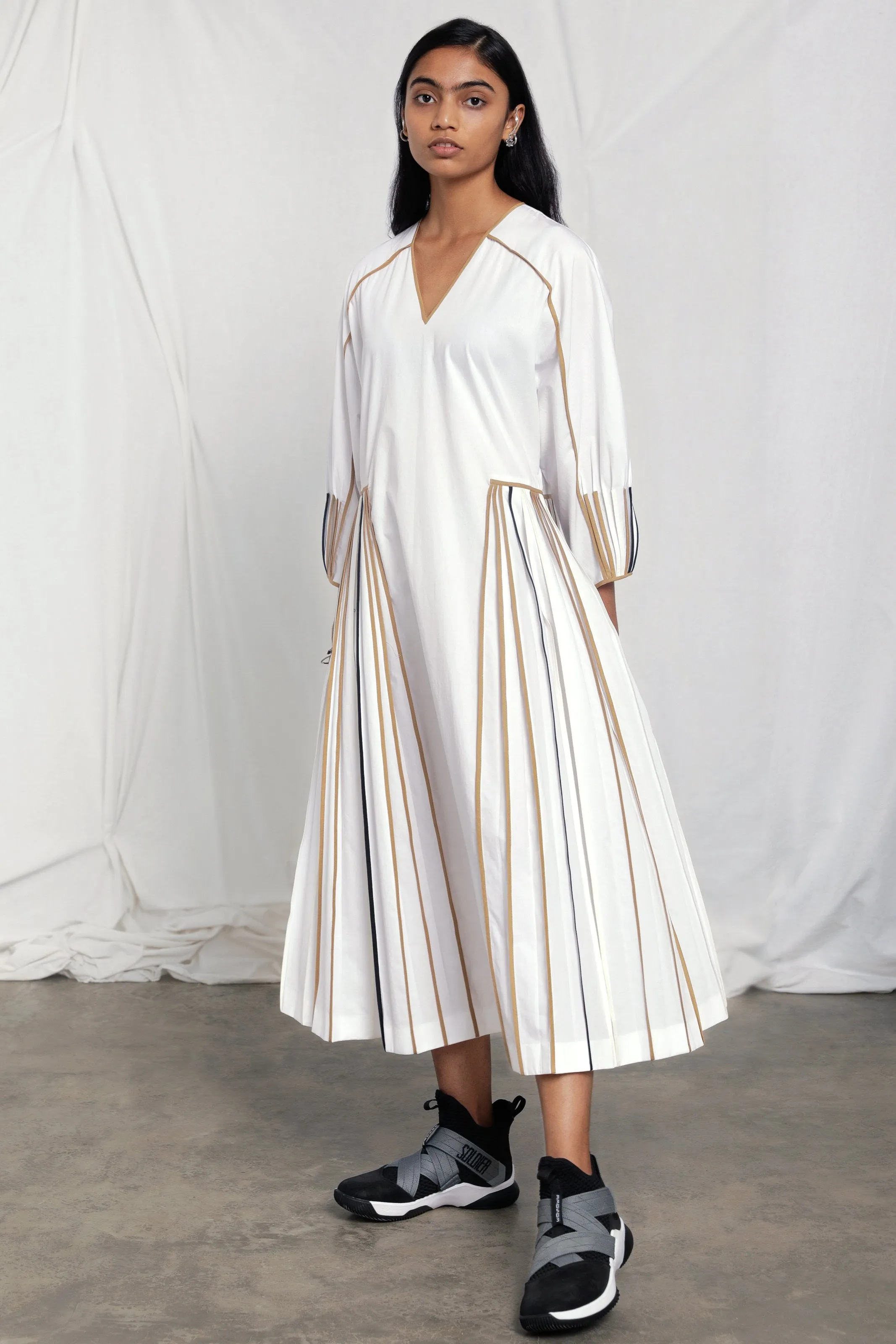 V-neck dress with multi-colour binding