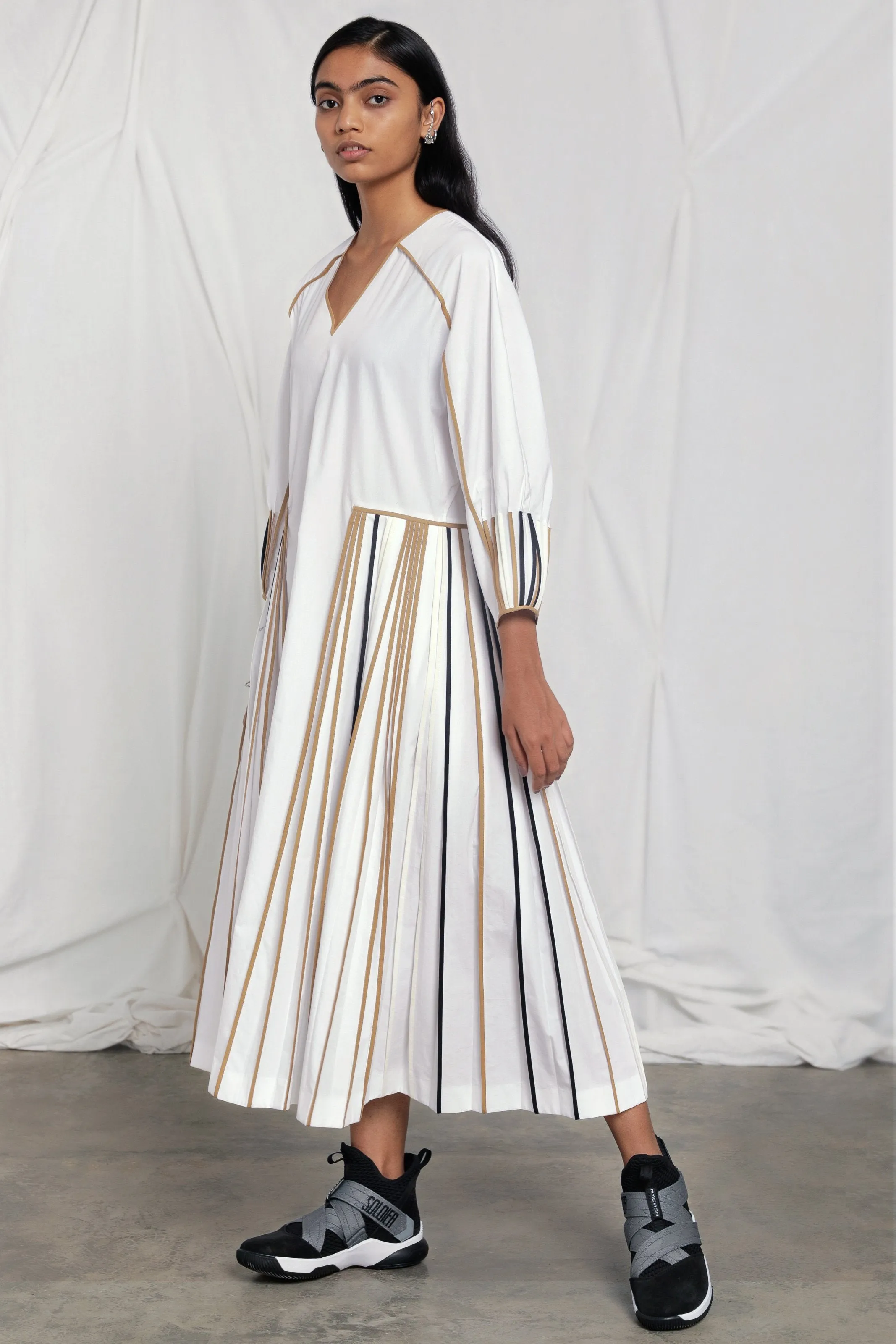 V-neck dress with multi-colour binding