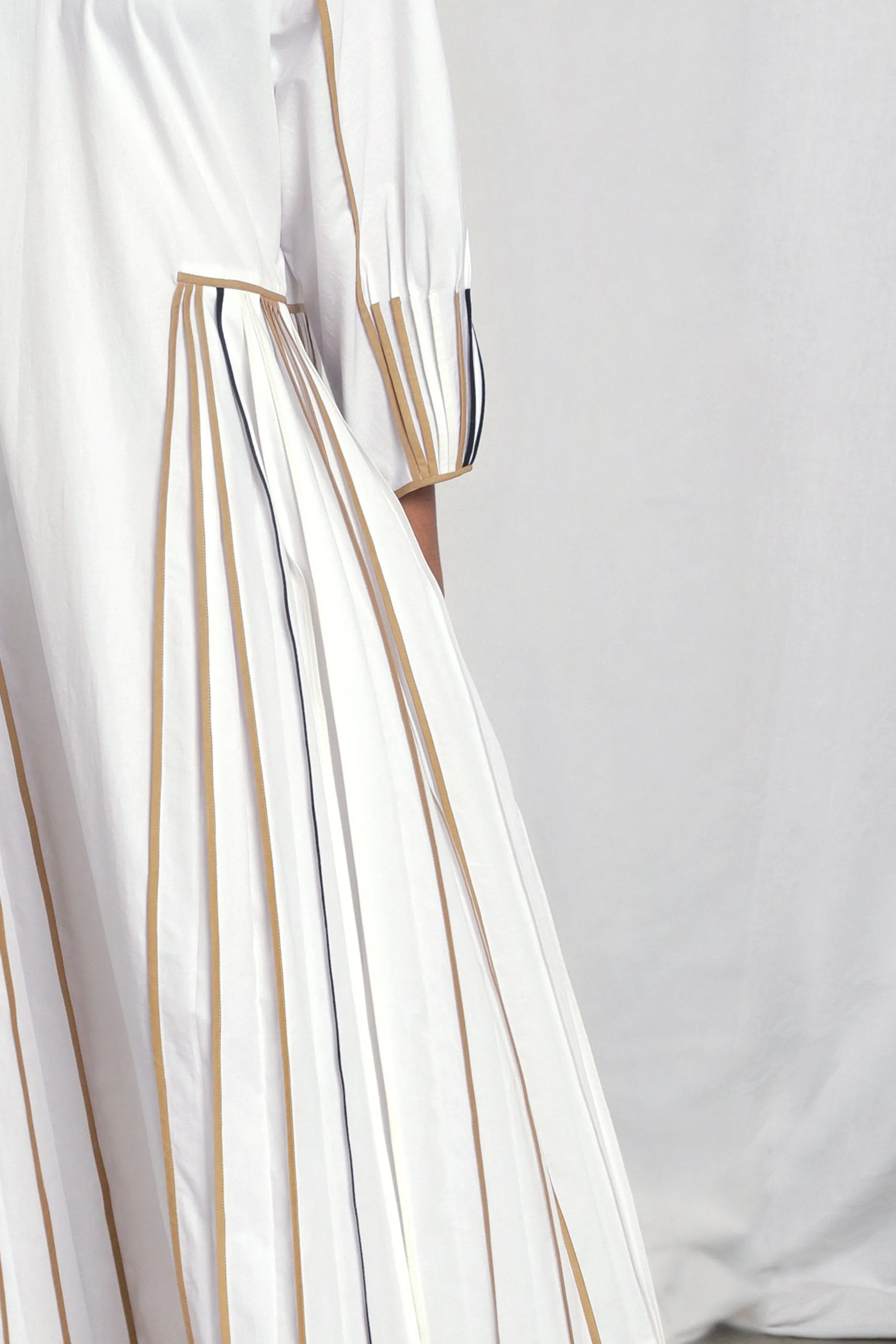 V-neck dress with multi-colour binding